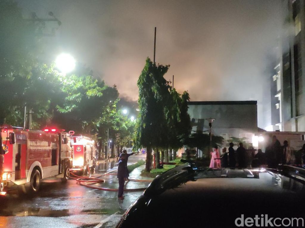 RSUP dr Kariadi Semarang Kebakaran, Truk Damkar Dikerahkan