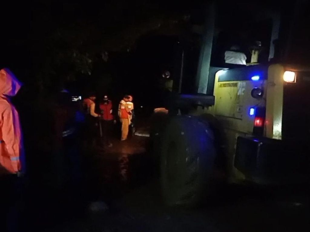 Longsor Susulan Timbun Jalan Provinsi di Cianjur, Akses Kendaraan Lumpuh