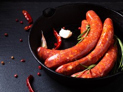 Mau Bikin Sosis Bakar? Kenali 5 Jenis Sosis Ini, Ada Bratwurst dan Frankfurter