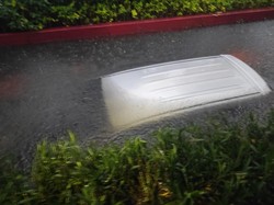 Surabaya Banjir, Mobil Nyemplung ke Selokan yang Airnya Rata dengan Jalan