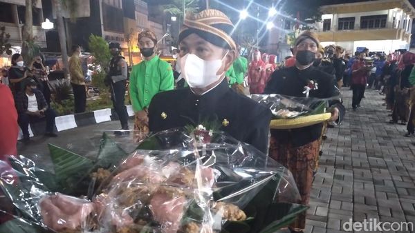 Momen Boyongan Ratusan Pedagang Pasar Legi Solo