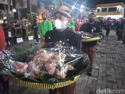 Momen Boyongan Ratusan Pedagang Pasar Legi Solo
