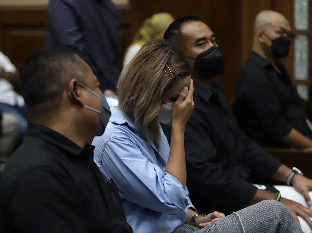 Ekspresi Nia Ramadhani di Sidang Kasus Narkoba: Hela Napas-Lap Wajah Ekspresi Nia Ramadhani di Sidang Kasus Narkoba: Hela Napas-Lap Wajah