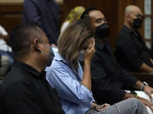 Ekspresi Nia Ramadhani di Sidang Kasus Narkoba: Hela Napas-Lap Wajah Ekspresi Nia Ramadhani di Sidang Kasus Narkoba: Hela Napas-Lap Wajah