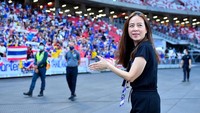Selain berkiprah di lapangan hijau, Madame Pang juga merupakan pebisnis tajir dan politikus. Ia menjadi CEO perusahaan asuransi, dan menjadi anggota Partai Demokrat Thailand. (Foto: Instagram @panglamsam)