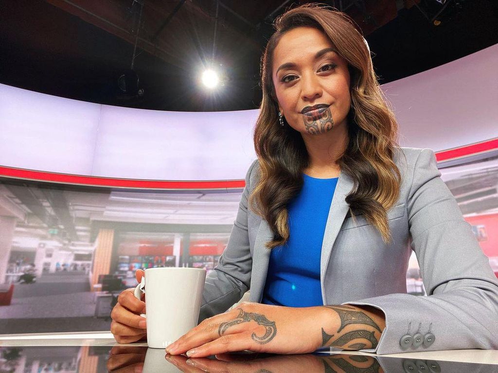 Potret Presenter TV dengan Tato Wajah Maori Curi Perhatian Netizen
