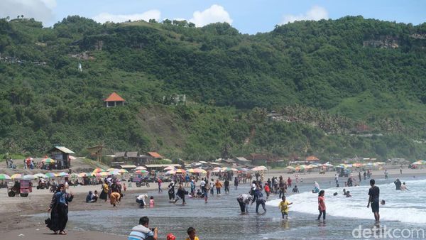Foto: Pantai Parangtritis Diserbu Wisatawan