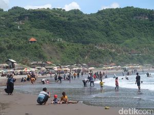 Foto: Pantai Parangtritis Diserbu Wisatawan Foto: Pantai Parangtritis Diserbu Wisatawan