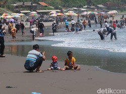 Jelang Tahun Baru, Ribuan Orang Liburan ke Pantai Parangtritis