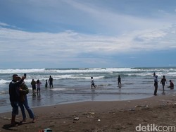Main di Pantai Bantul, Tim SAR Larang Wisatawan Mandi di Area Tenang