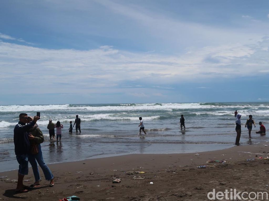 Main di Pantai Bantul, Tim SAR Larang Wisatawan Mandi di Area Tenang Main di Pantai Bantul, Tim SAR Larang Wisatawan Mandi di Area Tenang