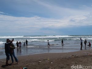 Main di Pantai Bantul, Tim SAR Larang Wisatawan Mandi di Area Tenang Main di Pantai Bantul, Tim SAR Larang Wisatawan Mandi di Area Tenang