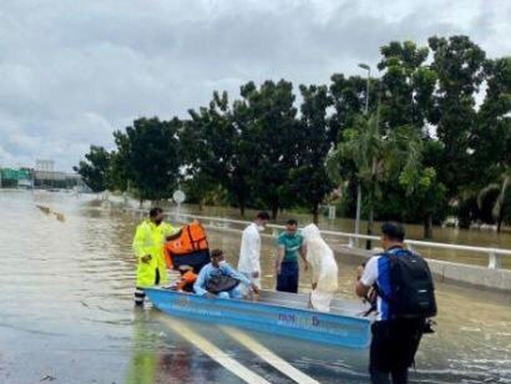 Kisah Perjuangan Pengantin Terjang Banjir Menuju Lokasi Akad, Naik Perahu