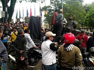Tuntut Pasar Ilegal Ditutup, Ratusan Pedagang Geruduk Pendopo-DPRD Cianjur Tuntut Pasar Ilegal Ditutup, Ratusan Pedagang Geruduk Pendopo-DPRD Cianjur