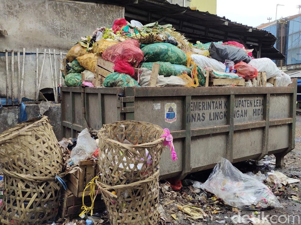 Sampah Menumpuk, Pedagang di Pasar Rangkasbitung Mengeluh
