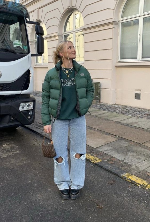 Pakailah graphic sweatshirt dan puffer jacket