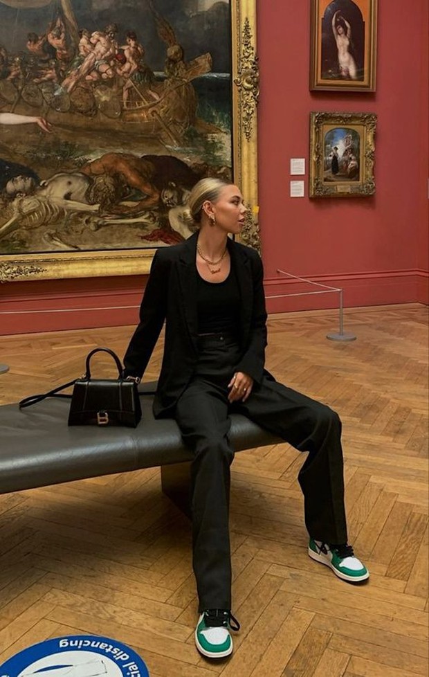 Pakailah blazer set dan sneakers