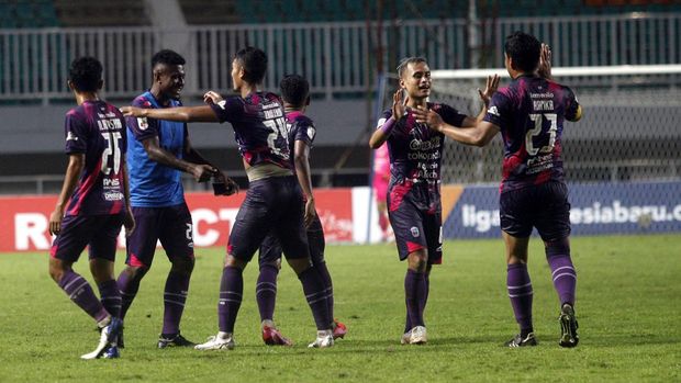 RANS CILEGON MELAJU KE BABAK FINAL LIGA 2 Sejumlah pesepak bola Rans Cilegon melakukan selebrasi setelah mengalahkan PSIM Yogyakarta dalam lanjutan Liga 2 babak semi final di Stadion Pakansari, Kabupaten Bogor, Jawa Barat, Senin (27/12/2021). Rans Cilegon menang dengan skor 3-0 dan melaju ke babak final Liga 2. ANTARA FOTO/Yulius Satria Wijaya/hp.