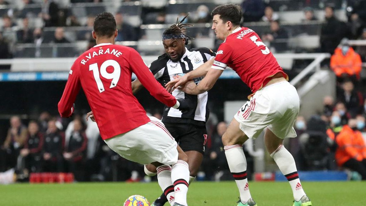 Performa Raphael Varane dan Harry Maguire disorot saat Manchester United diimbangi Newcastle United 1-1 (Foto: Getty Images/Ian MacNicol)