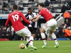 MU Diimbangi Newcastle, Rangnick Bela Varane dan Maguire