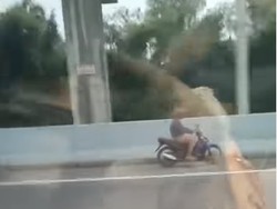 Duh! Pemotor Nyelonong Masuk Tol Japek Gegara Ikuti Google Maps