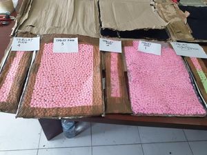 Ciri-ciri Pengirim Paket Berisi 448 Butir Ekstasi di Pool Bus Pelangi Medan Ciri-ciri Pengirim Paket Berisi 448 Butir Ekstasi di Pool Bus Pelangi Medan