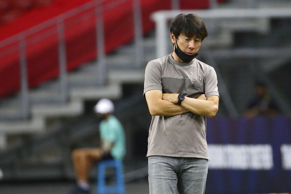 Permintaan Maaf Shin Tae-yong (Foto: AP/Suhaimi Abdullah)