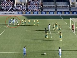 Viral! Sambut Tendangan Bebas: Putar-putar, Serbu Ramai-ramai, Gol