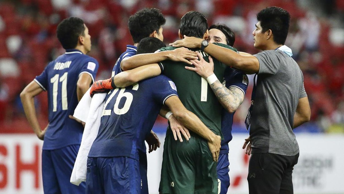 Kiper Thailand Kawin Thamsatchanan mengingatkan rekan-rekan setimnya agar tidak lengah di final leg kedua. (Foto: AP/Suhaimi Abdullah)