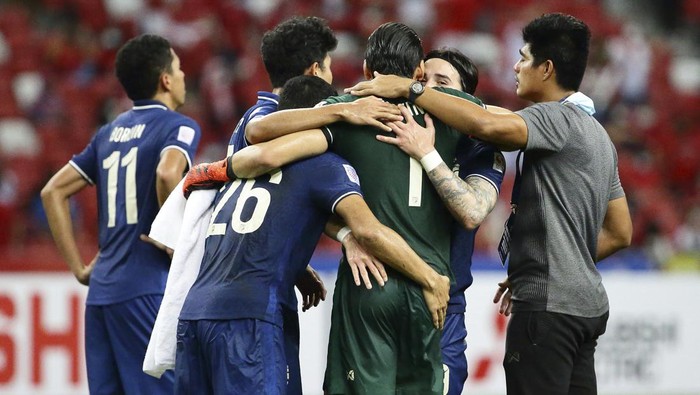 Kawin Thamsatchanan of Thailand, second right, celebrates with teammates after his team victory during the AFF Suzuki Cup 2020 final first leg soccer match between Indonesia and Thailand in Singapore, Wednesday, Dec. 29, 2021. (AP Photo/Suhaimi Abdullah)