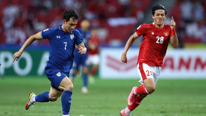 SINGAPORE, SINGAPORE - DECEMBER 29: Supachok Sarachat #7 of Thailand controls the ball against Alfeandra Dewangga Santosa #28 of Indonesia in the second half during the first leg of the AFF Suzuki Cup final at the National Stadium on December 29, 2021 in Singapore. (Photo by Yong Teck Lim/Getty Images)