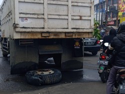 Truk di Ciputat Tangsel Pecah Ban, Lalin Macet