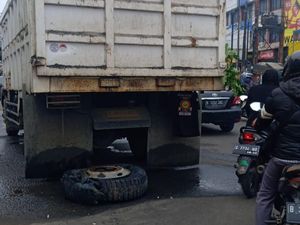Truk di Ciputat Tangsel Pecah Ban, Lalin Macet Truk di Ciputat Tangsel Pecah Ban, Lalin Macet