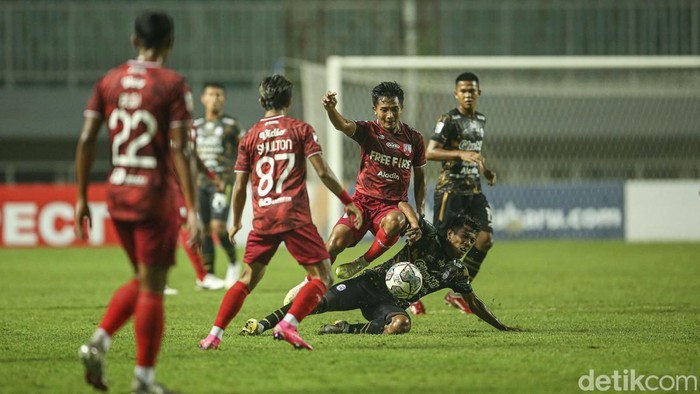 Tak hanya berhasil menjuarai Liga 2 2021, Persis Solo juga raih tiket promosi ke Liga 1. 14 tahun menanti, Laskar Sambernyawa akhirnya kembali bermain di Liga 1