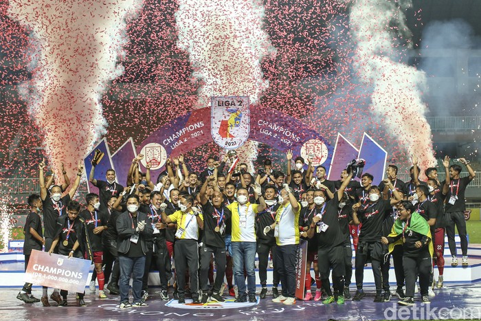 Tak hanya berhasil menjuarai Liga 2 2021, Persis Solo juga raih tiket promosi ke Liga 1. 14 tahun menanti, Laskar Sambernyawa akhirnya kembali bermain di Liga 1