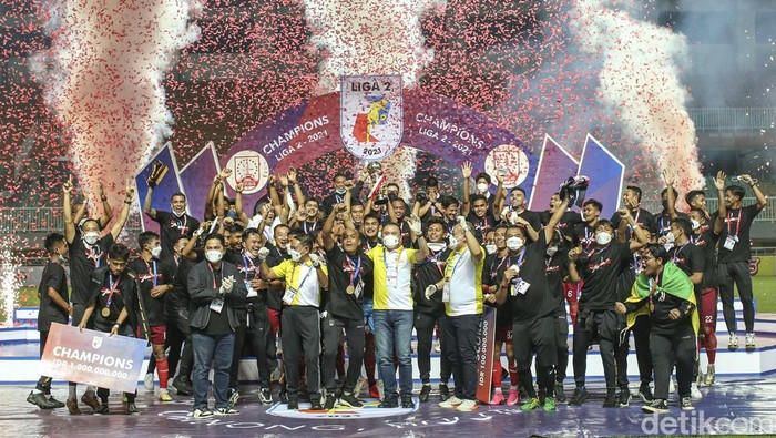 Tak hanya berhasil menjuarai Liga 2 2021, Persis Solo juga raih tiket promosi ke Liga 1. 14 tahun menanti, Laskar Sambernyawa akhirnya kembali bermain di Liga 1