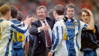 Ferguson memeluk David Beckham dalam sebuah pertandingan di Middlesbhrough, (5/5/1996).  Fergie pernah memutuskan pensiun pada tahun 2002. Namun tak lama berselang ia meralat pernyataannya dan kembali menjadi manajer di Old Trafford. (Photo by Ben Radford/Allsport/Getty Images)