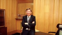 Foto portrait Alex Ferguson pada tahun 1984. Tak cuma lihai memoles tim, Ferguson juga dikenal pernah terlibat dalam sederet kontroversi, mulai dari perselisihan dengan Arsene Wenger hingga insiden hair-dryer di skuadnya. (Shaun Botterill /Allsport)