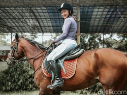 Almira Andani Ketagihan Berkuda, Sampai Dibilang Freak