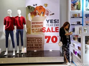 Antusias Warga Berburu Diskon Akhir Tahun di Pusat Perbelanjaan