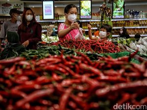 Akhir Tahun Harga-harga Naik, Supermarket Tetap Ramai