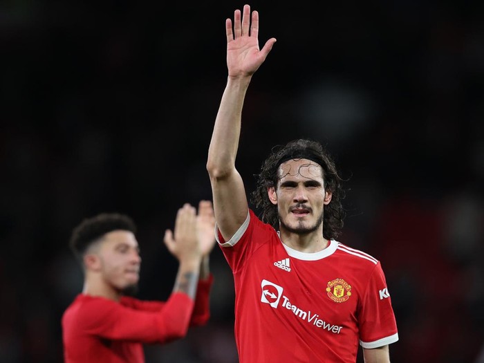 MANCHESTER, ENGLAND - DECEMBER 30:  Edinson Cavani of Manchester United celebrates their sides victory following the Premier League match between Manchester United  and  Burnley at Old Trafford on December 30, 2021 in Manchester, England. (Photo by Clive Brunskill/Getty Images)