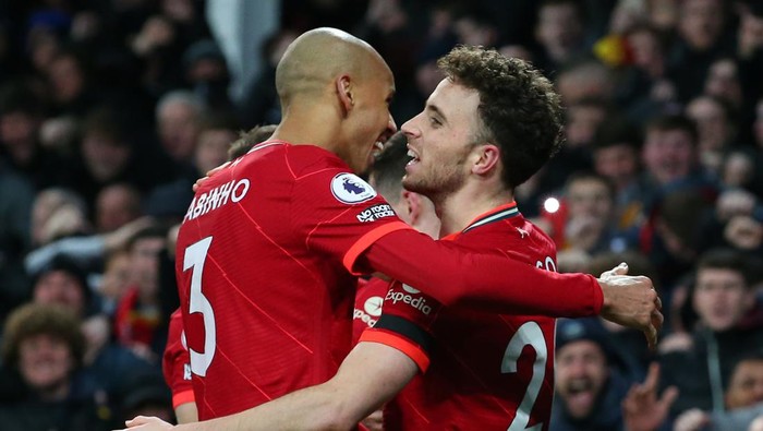 LIVERPOOL, ENGLAND - DECEMBER 01: Diogo Jota of Liverpool celebrates with teammate Fabinho after scoring their sides fourth goal during the Premier League match between Everton and Liverpool at Goodison Park on December 01, 2021 in Liverpool, England. (Photo by Alex Livesey/Getty Images)