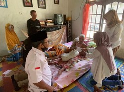 Andre Rosiade Kirim Bantuan ke Warga Pessel Korban Sengatan Listrik