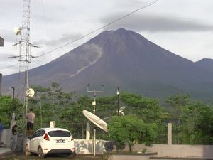 Penampakan Gunung Semeru Kembali Luncurkan Awan Panas
