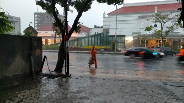 hujan di surabaya