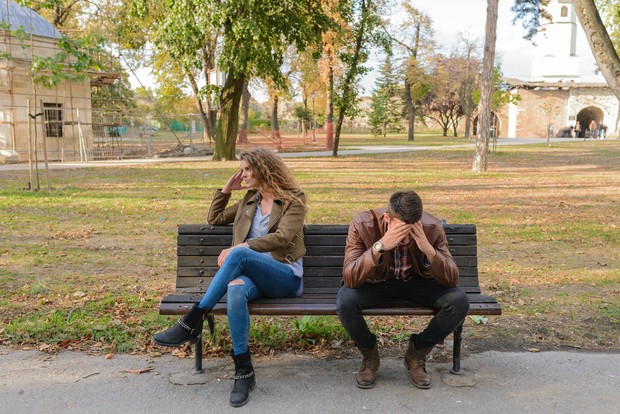 Mendiamkan pasangan adalah salah satu tanda silent treatment yang dapat mengarah pada hubungan yang toxic
