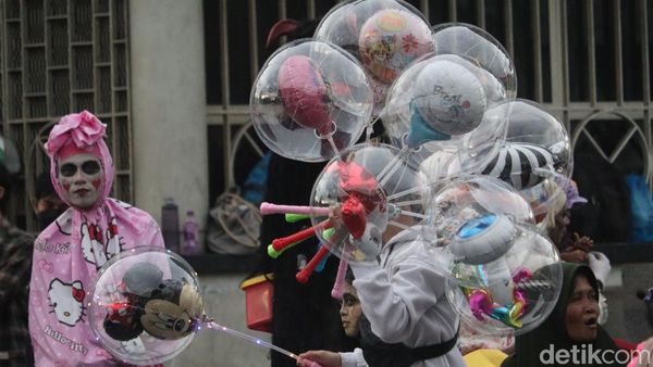 Jalan Asia Afrika Bandung Ramai Jelang Malam Pergantian Tahun