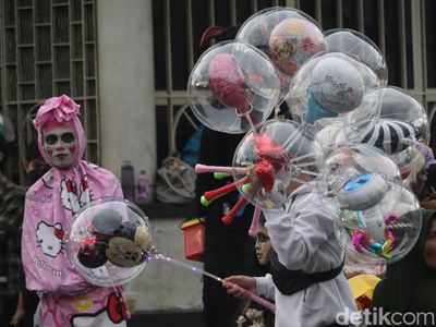 Jalan Asia Afrika Bandung Ramai Jelang Malam Pergantian Tahun