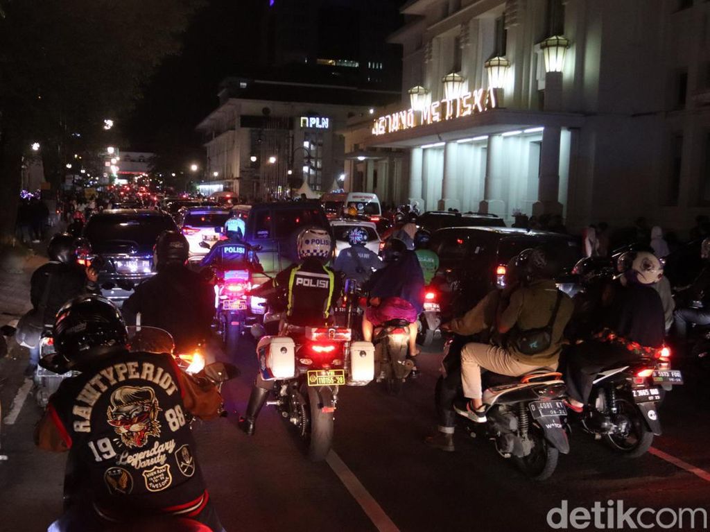 Video Jalanan Kota Bandung Terpantau Ramai di Malam Tahun Baru Video Jalanan Kota Bandung Terpantau Ramai di Malam Tahun Baru